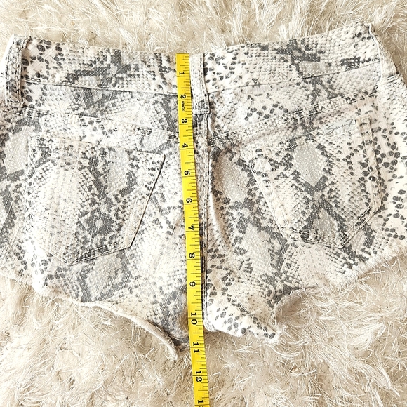 SEVEN7 Snakeskin Low-rise Denim Shorts, Size 26 - Picture 7 of 9